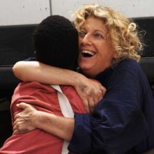 Il sole dentro: Fallou Cama abbracciato da Angela Finocchiaro in una scena del film