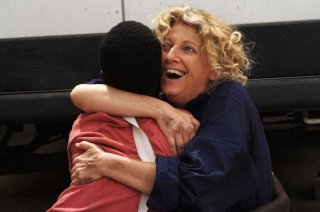 Il sole dentro: Fallou Cama abbracciato da Angela Finocchiaro in una scena del film