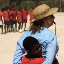 Il sole dentro: Fallou Cama con Angela Finocchiaro in una scena del film