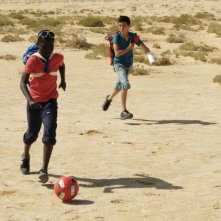 Il sole dentro: Fallou Cama corre nel deserto con Gaetano Fresa in una scena