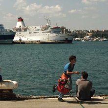 Il sole dentro: Fallou Cama e Gaetano Fresa aspettano impazienti al porto in una scena
