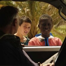 Il sole dentro: Fallou Cama e Gaetano Fresa chiedono un passaggio in una scena del film