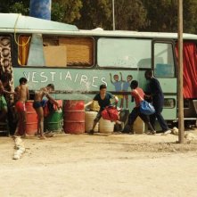 Il sole dentro: Fallou Cama e Gaetano Fresa giocano con altri bambini in una scena