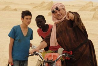 Il sole dentro: Fallou Cama, Gaetano Fresa e Francesco Salvi in una scena del film