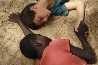 Il sole dentro: Fallou Cama in una bella immagine del film insieme a Gaetano Fresa