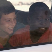 Il sole dentro: Fallou Cama in una scena con Gaetano Fresa