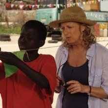 Il sole dentro: Fallou Cama insieme ad Angela Finocchiaro in una scena del film