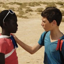 Il sole dentro: Fallou Cama nel deserto con Gaetano Fresa in una scena