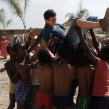 Il sole dentro: Gaetano Fresa e Fallou Cama in una scena del film