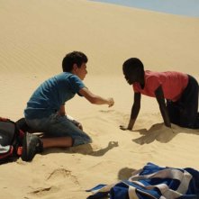 Il sole dentro: i protagonisti del film Fallou Cama e Gaetano Fresa in una scena