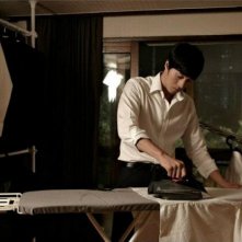 So Ji-Sub impegnato a stirare nell'action thriller coreano Hoi sa won