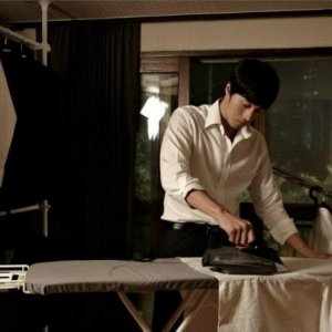 So Ji-Sub impegnato a stirare nell'action thriller coreano Hoi sa won