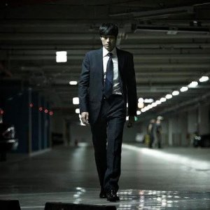 So Ji-Sub in una scena dell'action thriller coreano Hoi sa won