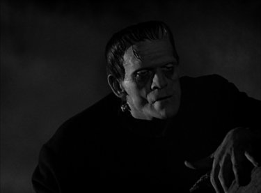 Boris Karloff in una sequenza del film Frankenstein (1931)
