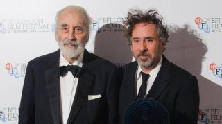 Tim Burton riceve il BFI Fellowship consegnatogli da Christopher Lee durante la 56° edizione del BFI London Film Festival