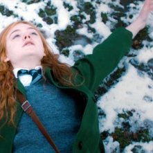 Elle Fanning sdraiata nella neve in un'immagine di Ginger & Rosa