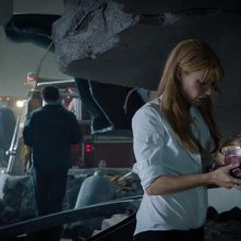 Iron Man 3: Gwyneth Paltrow osserva i resti della vecchia armatura di Tony Stark