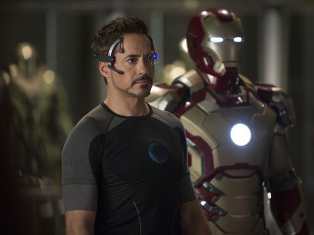 Iron Man 3 Un Primo Piano Di Robert Downey Jr Impegnato A Progettare Una Nuova Tuta Per Combattere C 255024
