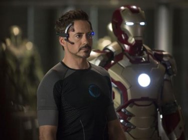 Iron Man 3: un primo piano di Robert Downey Jr. impegnato a progettare una nuova tuta per combattere i nemici