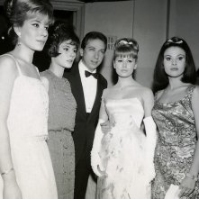 Sanremo 1963 - Mike Bongiorno con le sue vallette: Edy Campagnoli, Maria Giovannini, Rossana Armani e Giuliana Copreni.