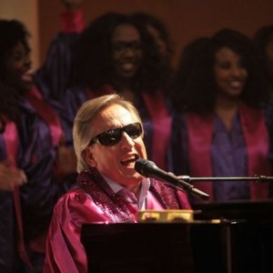 Stars 80: Gilbert Montagné in una scena della commedia dedicata alle star degli anni Ottanta