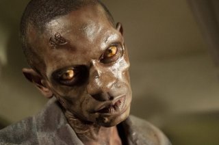 The Walking Dead: il primo piano di un Errante nell'episodio Il risveglio
