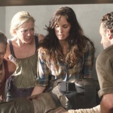 The Walking Dead: Sarah Wayne Callies, Lauren Cohan, Emily Kinney, Melissa Suzanne e Andrew Lincoln nell'episodio Il risveglio