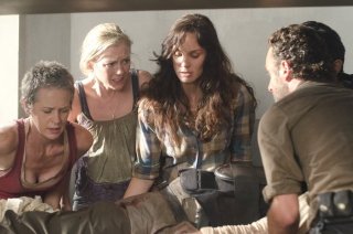The Walking Dead: Sarah Wayne Callies, Lauren Cohan, Emily Kinney, Melissa Suzanne e Andrew Lincoln nell'episodio Il risveglio