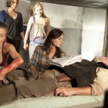 The Walking Dead: Sarah Wayne Callies, Lauren Cohan, Emily Kinney, Melissa Suzanne e Scott Wilson nell'episodio Il risveglio