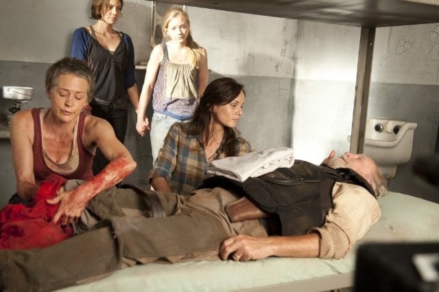 The Walking Dead: Sarah Wayne Callies, Lauren Cohan, Emily Kinney, Melissa Suzanne e Scott Wilson nell'episodio Il risveglio