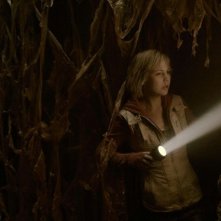 Adelaide Clemens si fa strada con una torcia elettrica in Silent Hill: Revelation 3D