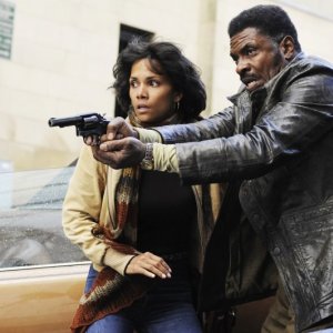 Cloud Atlas: Halle Berry e  Keith David in una scena