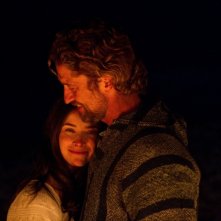 Gerard Butler abbraccia Abigail Spencer in Chasing Mavericks