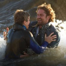 Gerard Butler con Jonny Weston in Chasing Mavericks