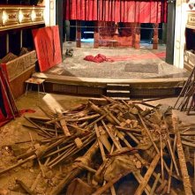 Il Commissario Nardone - scenografia del teatro in rovina progettate e realizzate da Giuseppe Pirrotta