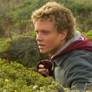 Jonny Weston è il surfista Jay Moriarty in Chasing Mavericks
