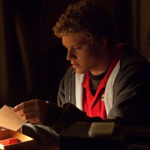 Jonny Weston in Chasing Mavericks, una scena del film