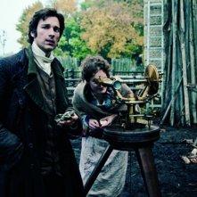 Vicky Krieps e Florian David Fitz nel biopic Die Vermessung der Welt