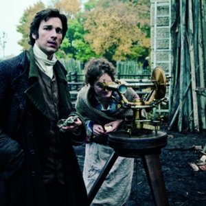 Vicky Krieps e Florian David Fitz nel biopic Die Vermessung der Welt