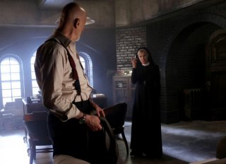 Jessica Lange e James Cromwell in American Horror Story - Asylum, episodio Nor'easter, terzo della seconda stagione