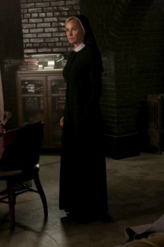 Jessica Lange è Sister Jude in American Horror Story - Asylum, episodio Nor'easter, terzo della seconda stagione
