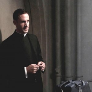Joseph Fiennes in Tricks and Treats, secondo episodio di American Horror Story, Asylum