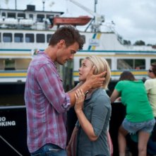 Safe Haven: Josh Duhamel e Julianne Hough in una romantica immagine