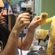 Sul set di Animals, si lavora al look dell'orsetto