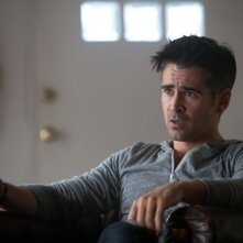 7 psicopatici: Colin Farrell sorseggia una birra in una scena del film