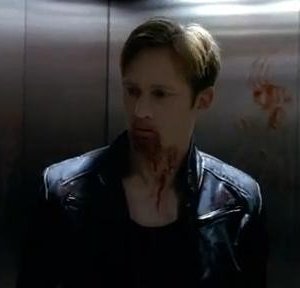 Alexander Skarsgård in una scena dell'episodio Somebody That I Used to Know della quinta stagione di True Blood