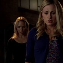Anna Paquin e Lauren Bowles in una scena dell'episodio La resa dei conti della quarta stagione di True Blood
