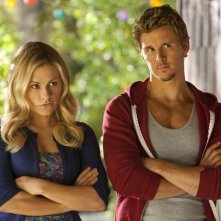 Anna Paquin e Ryan Kwanten in una scena dell'episodio Caccia alle streghe della quarta stagione di True Blood