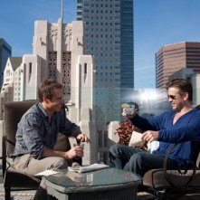 Colin Farrell e Sam Rockwell sorridono in una scena di 7 psicopatici