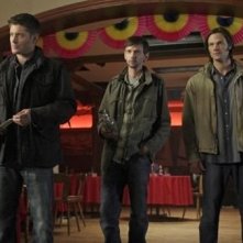 Jensen Ackles, DJ Qualls e Jared Padalecki nell'episodio Season Seven, Time for a Wedding! della settima stagione di Supernatural
